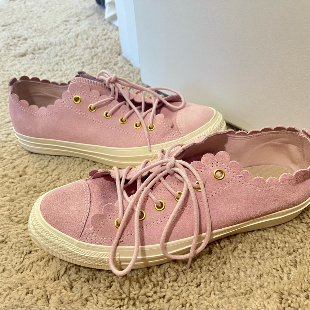 Women’s converse low top suede shoes. 9.5 - Picture 4 of 6
